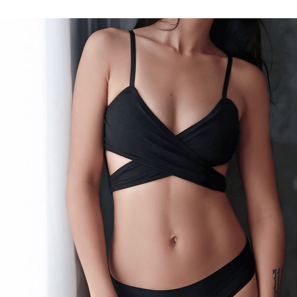 Γυναικείο σουτιέν με βαθύ λαιμόκοψη και κορσέδες σε μαύρο χρώμα