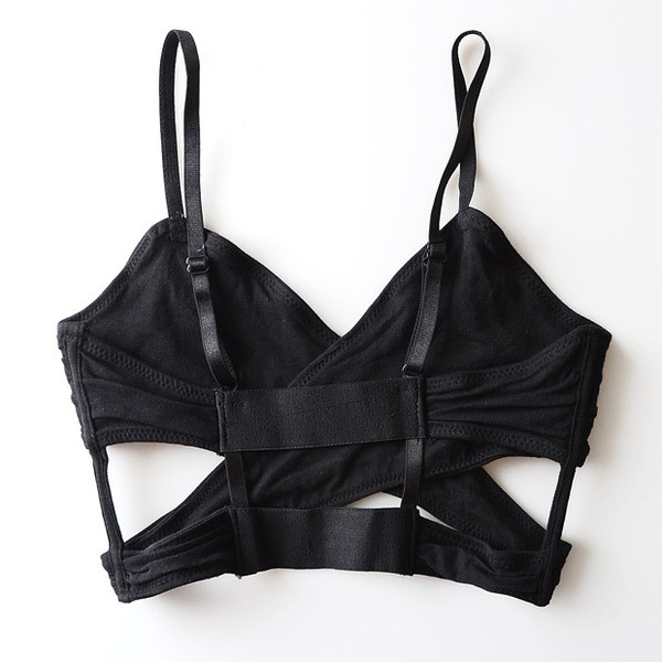 Γυναικείο σουτιέν με βαθύ λαιμόκοψη και κορσέδες σε μαύρο χρώμα
