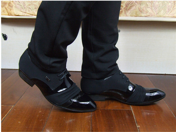 Ανδρικά παπούτσια με μαύρα λακ στοιχεία