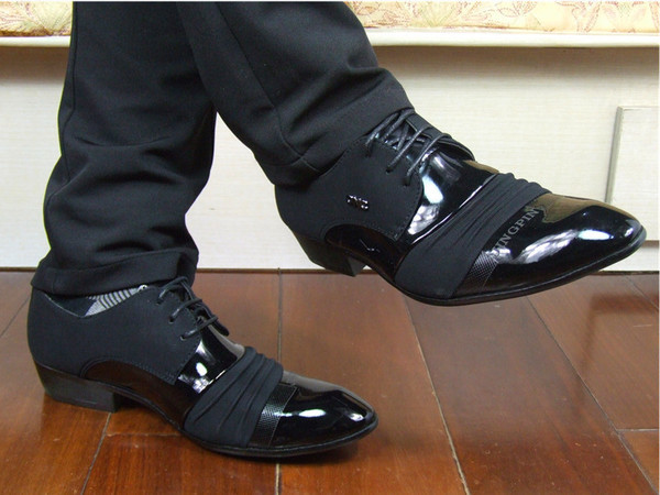 Ανδρικά παπούτσια με μαύρα λακ στοιχεία