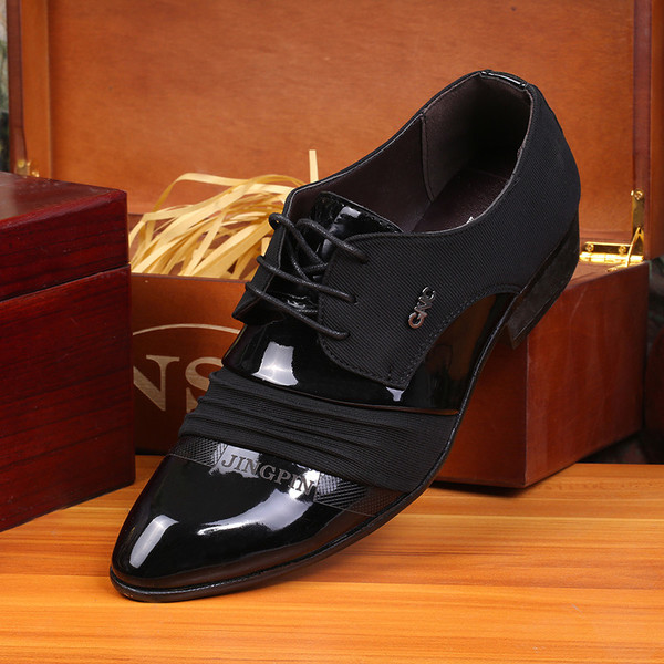 Ανδρικά παπούτσια με μαύρα λακ στοιχεία