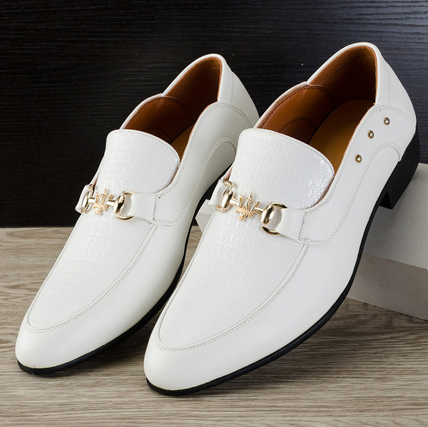 Pantofi bărbați ascuțiți cu decor metalic în alb și negru