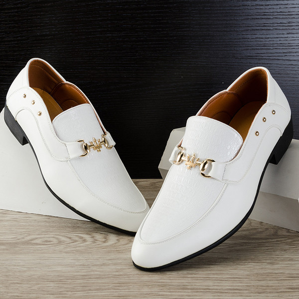 Pantofi bărbați ascuțiți cu decor metalic în alb și negru