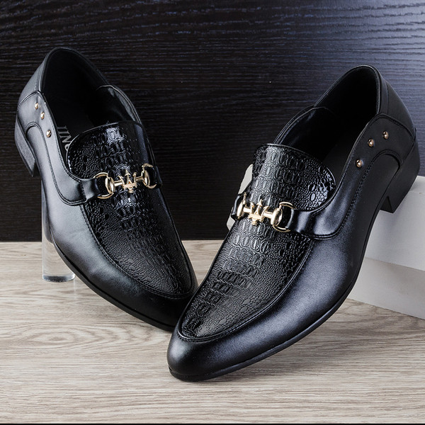 Pantofi bărbați ascuțiți cu decor metalic în alb și negru