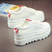 Tenisi de dama proaspeti cu plasa