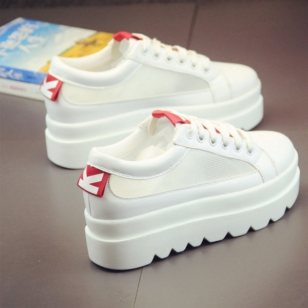 Tenisi de dama proaspeti cu plasa