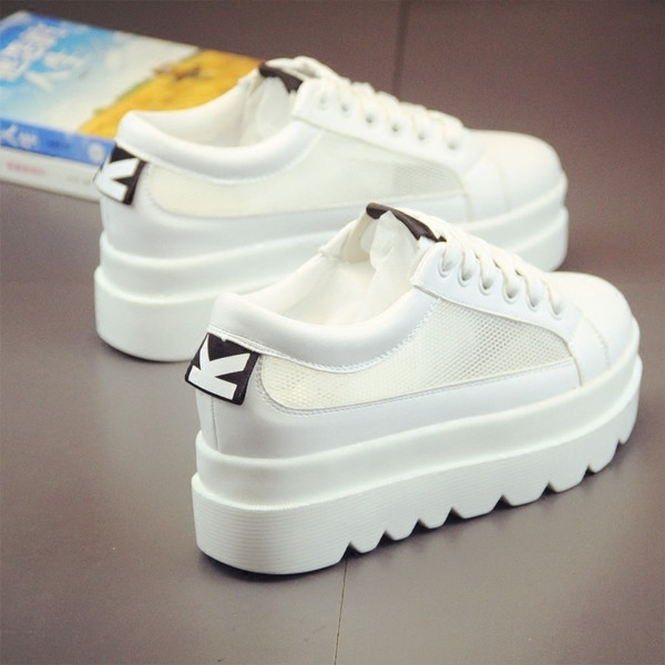 Tenisi de dama proaspeti cu plasa