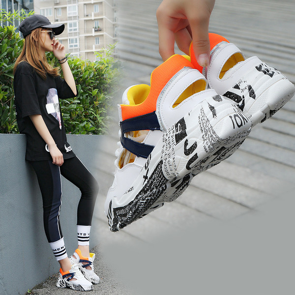 Σύγχρονα γυναικεία αθλητικά παπούτσια με χοντρά πέλματα σε δύο χρώματα