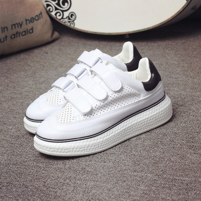 Adidași de damă proaspeți, cu talpă înaltă și petice