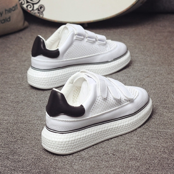 Adidași de damă proaspeți, cu talpă înaltă și petice