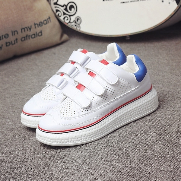 Adidași de damă proaspeți, cu talpă înaltă și petice