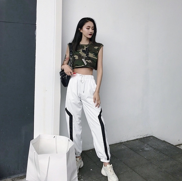 Top scurt de dama cu motive de camuflaj