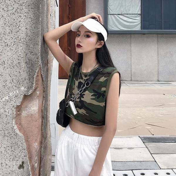 Top scurt de dama cu motive de camuflaj