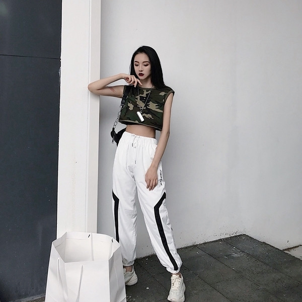 Top scurt de dama cu motive de camuflaj