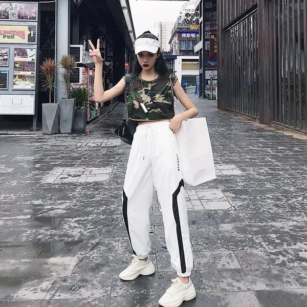 Top scurt de dama cu motive de camuflaj