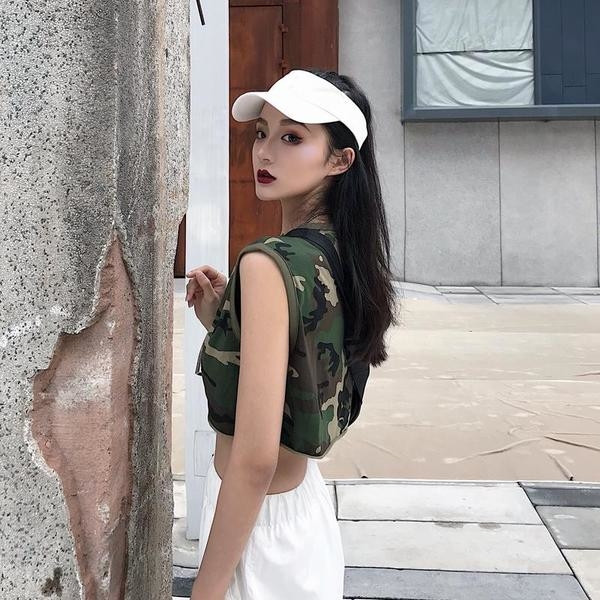 Top scurt de dama cu motive de camuflaj