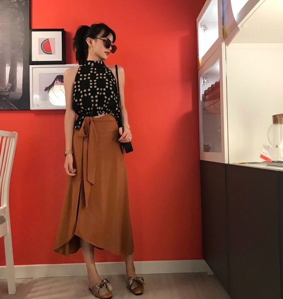 Top de damă elegant cu cravate în negru cu puncte