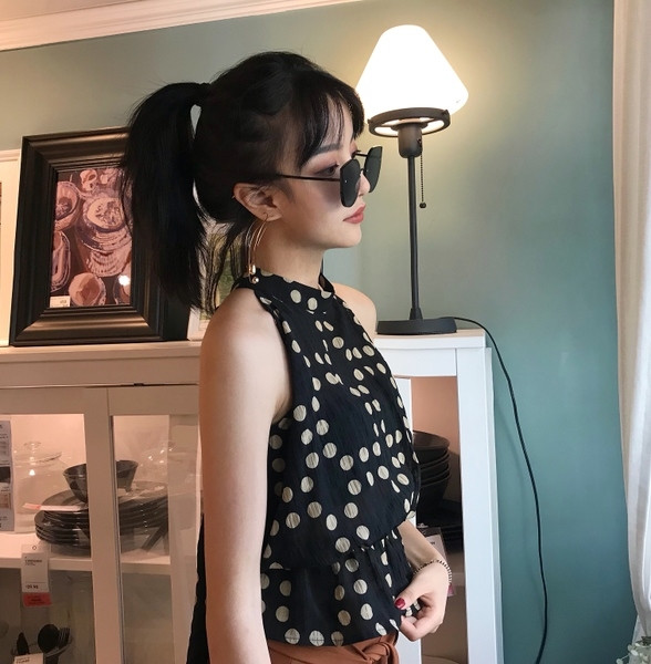 Top de damă elegant cu cravate în negru cu puncte