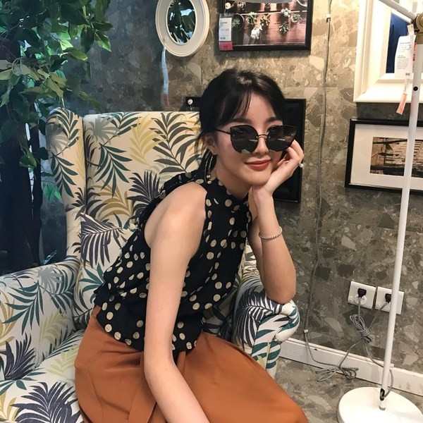 Top de damă elegant cu cravate în negru cu puncte