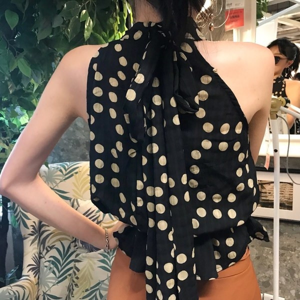 Top de damă elegant cu cravate în negru cu puncte