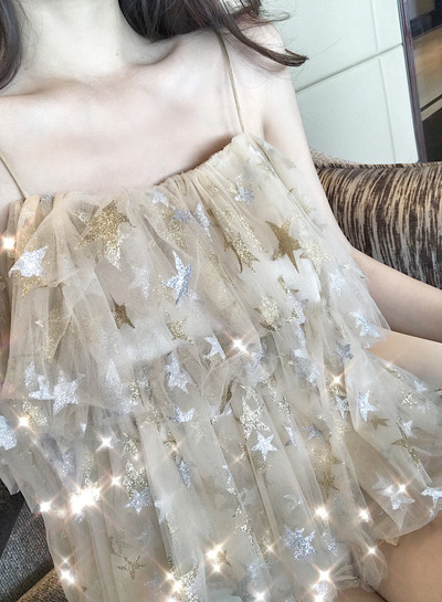 Top de dama de culoare deschisa cu elemente stralucitoare