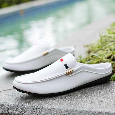 Κομψά ανδρικά μοκασίνια με εξωτερική ραφή και μεταλλική διακόσμηση