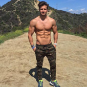 Αθλητική ανδρική φόρμα σε σχέδιο καμουφλάζ