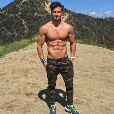 Αθλητική ανδρική φόρμα σε σχέδιο καμουφλάζ