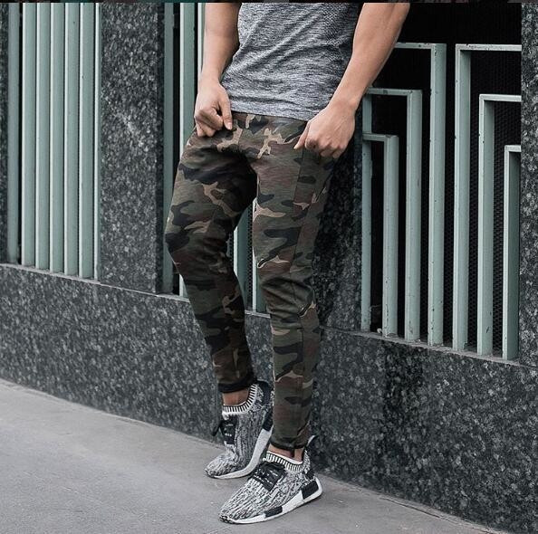 Αθλητική ανδρική φόρμα  σε σχέδιο καμουφλάζ