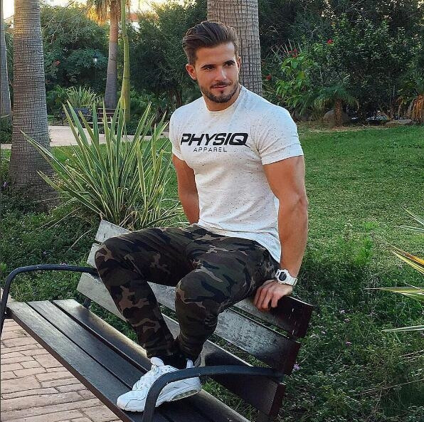 Αθλητική ανδρική φόρμα  σε σχέδιο καμουφλάζ