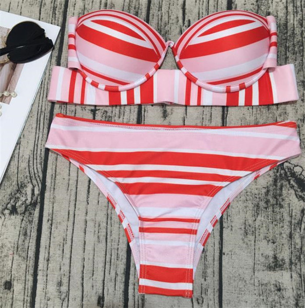 Costum de baie cu dungi în două modele - întreg și în două părți