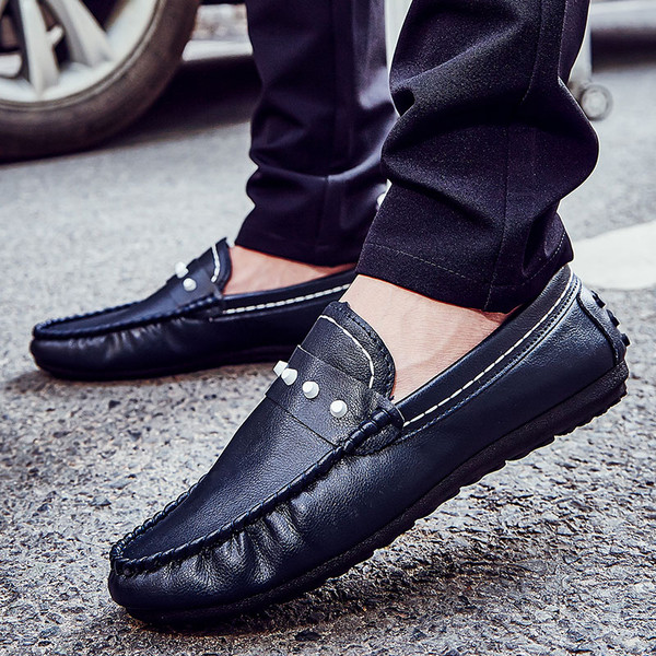 Mocasini pentru bărbați din piele ecologică moale cu nituri metalice