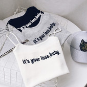 Top de damă de zi cu zi cu o inscripție în trei culori