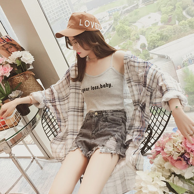 Top de damă de zi cu zi cu o inscripție în trei culori