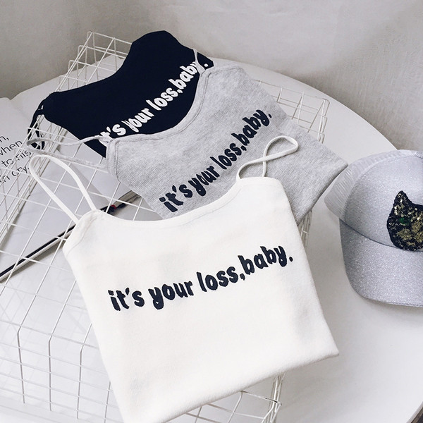 Top de damă de zi cu zi cu o inscripție în trei culori