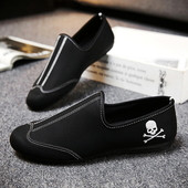 Ανδρικά μοκασίνια σε μαύρο και κόκκινο χρώμα με κεντήματα