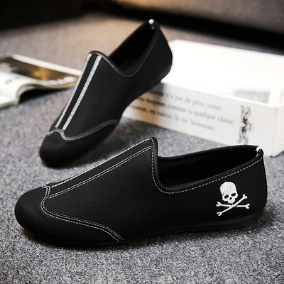 Ανδρικά μοκασίνια σε μαύρο και κόκκινο χρώμα με κεντήματα