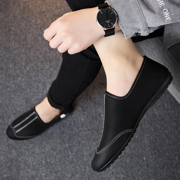 Ανδρικά μοκασίνια σε μαύρο και κόκκινο χρώμα με κεντήματα