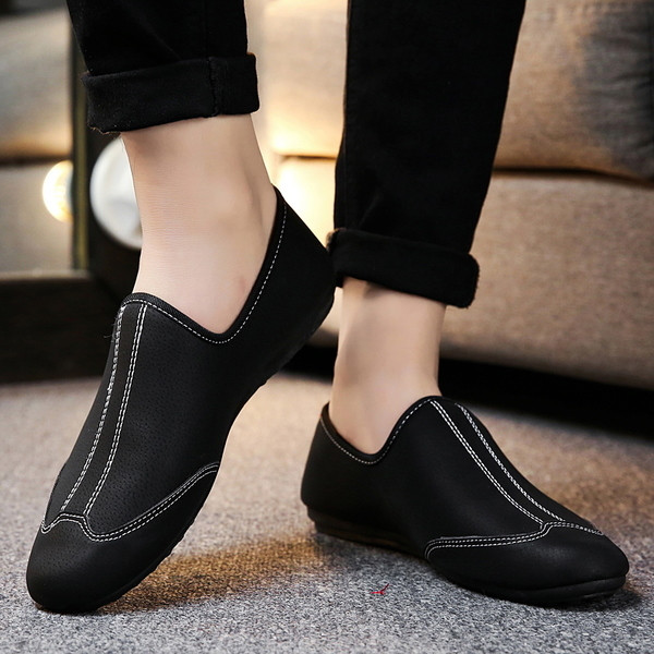 Ανδρικά μοκασίνια σε μαύρο και κόκκινο χρώμα με κεντήματα