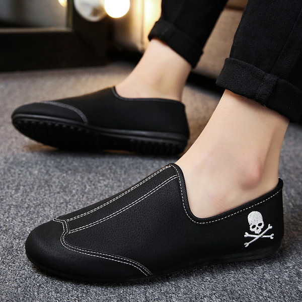 Ανδρικά μοκασίνια σε μαύρο και κόκκινο χρώμα με κεντήματα