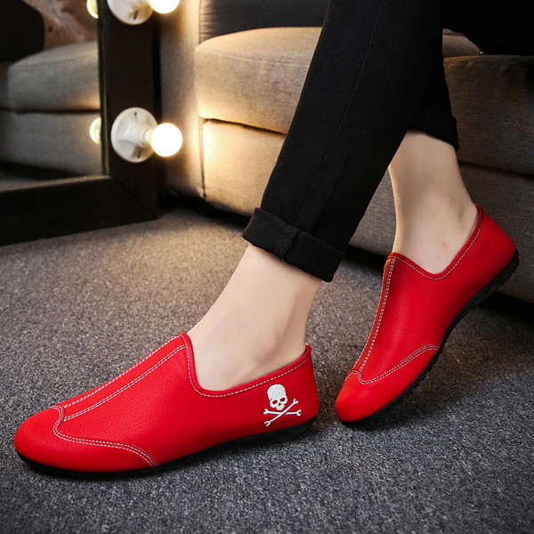 Ανδρικά μοκασίνια σε μαύρο και κόκκινο χρώμα με κεντήματα