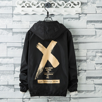 Top sportiv barbatesc cu aplicatie pe spate in mai multe culori