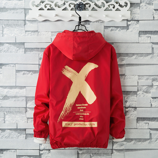 Top sportiv barbatesc cu aplicatie pe spate in mai multe culori