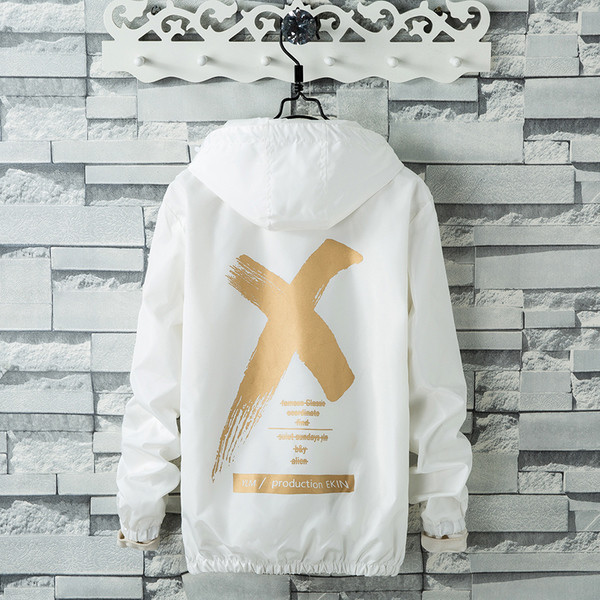 Top sportiv barbatesc cu aplicatie pe spate in mai multe culori