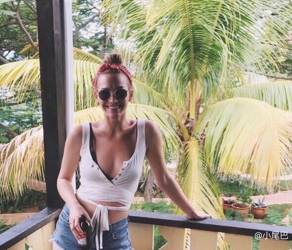 Maieu scurt de damă cu cravate și nasturi în patru culori