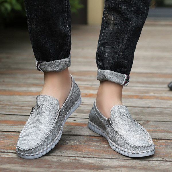 Mocasini pentru bărbați cu cusătură exterioară și broderie