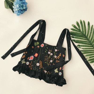 Maieu de dama de culoare neagra cu broderie florala si bretele reglabile