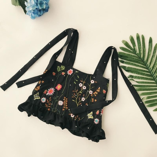 Maieu de dama de culoare neagra cu broderie florala si bretele reglabile