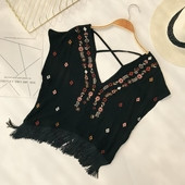 Tricou dama cu motive etnice si decolteu in V in doua culori