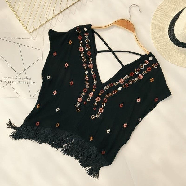 Tricou dama cu motive etnice si decolteu in V in doua culori